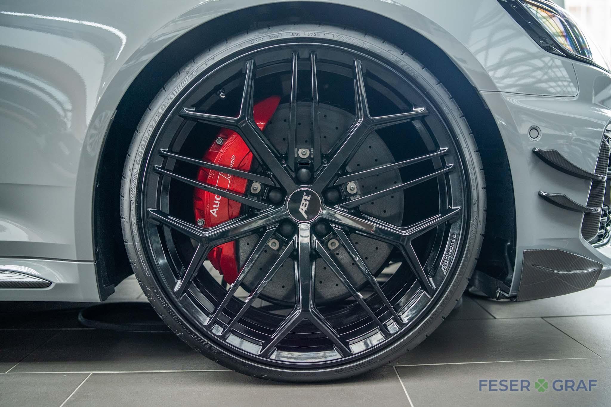AUDI RS4 (7/28)