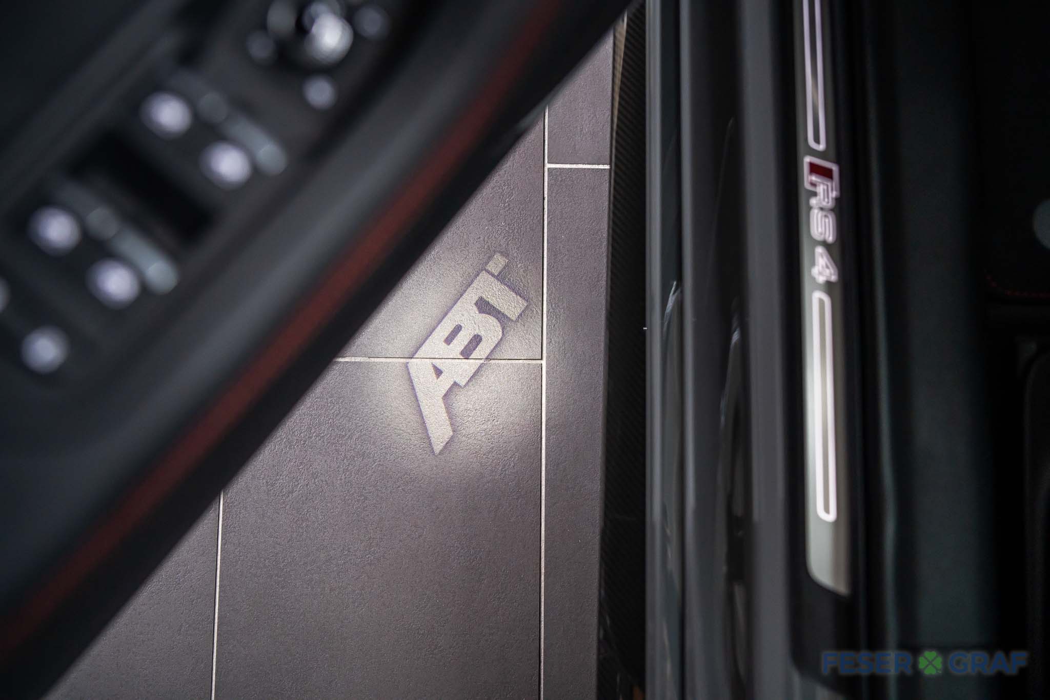 AUDI RS4 (18/28)