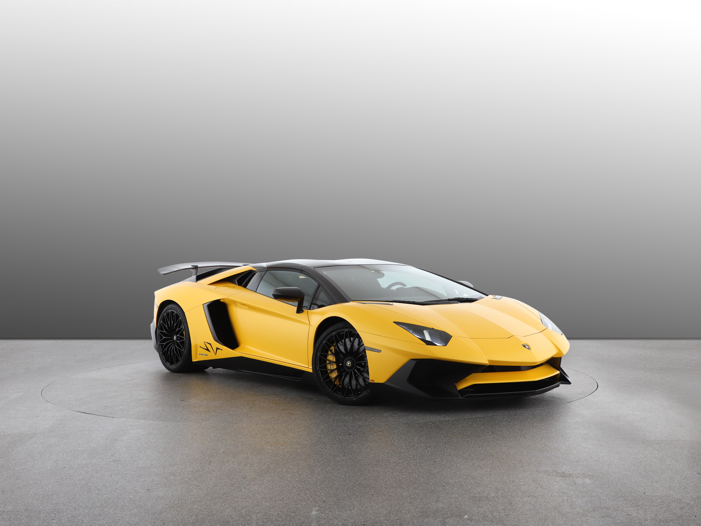 LAMBORGHINI AVENTADOR (1/20)